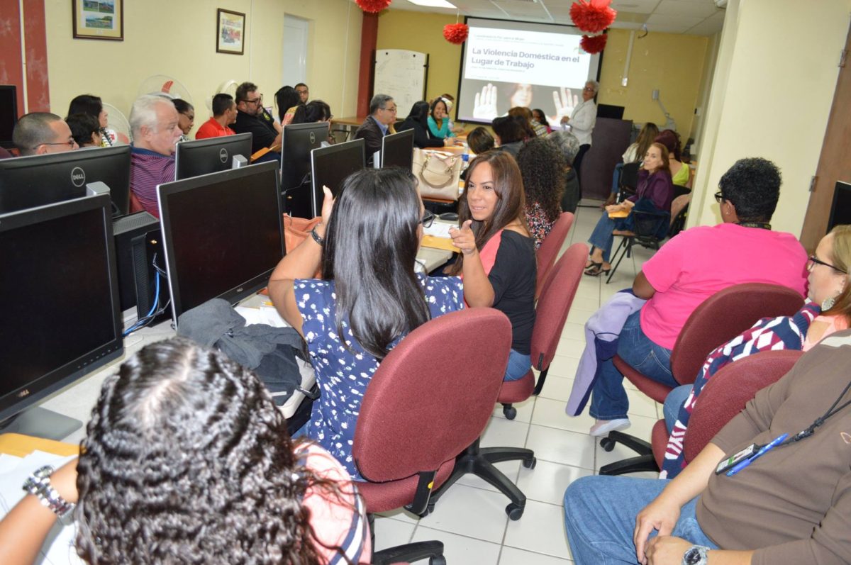 Charla sobre el Hostigamiento Sexual y Violencia Doméstica.