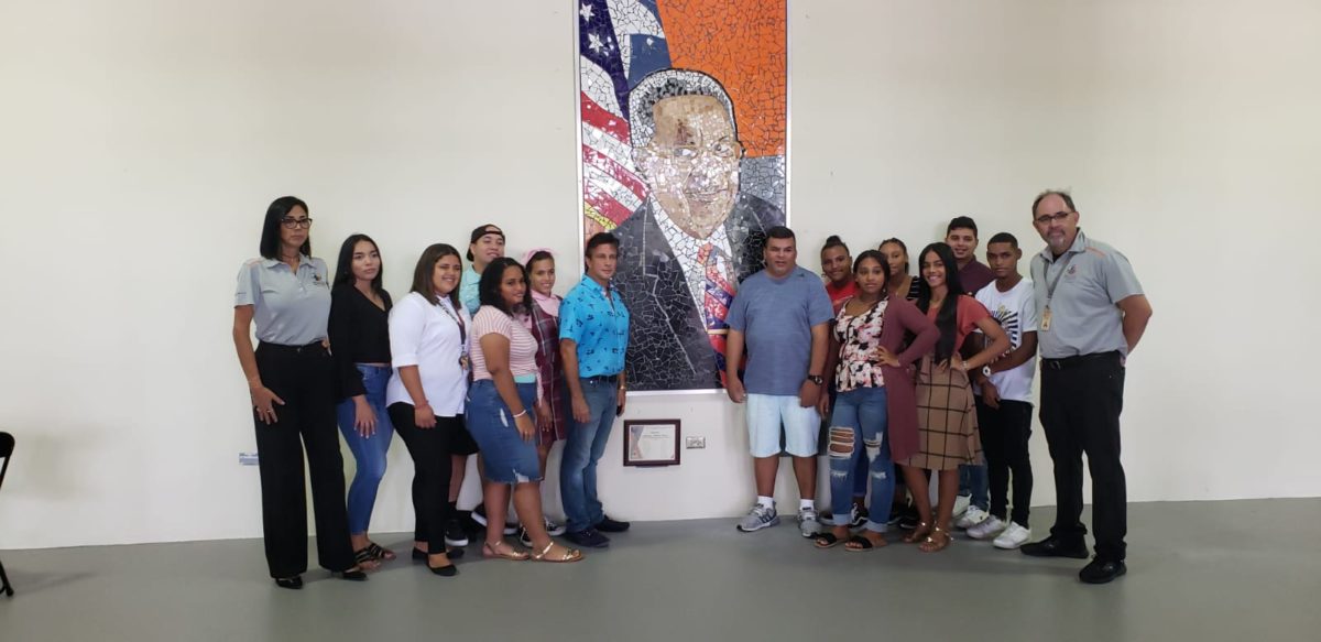 JÓVENES CREAN RETRATO EN MOSAICO DE MARCELO TRUJILLO PANISSE, ALCALDE DE HUMACAO